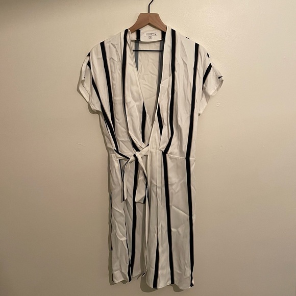 Equipment Femme Leonce Striped Black and.White Classic Wrap Dress - Picture 2 of 3